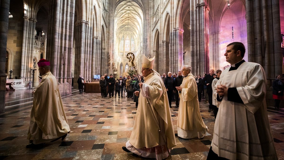 Faráři musí hlídat, kolik lidí pustí na mši. Slovensko zavírá kostely úplně